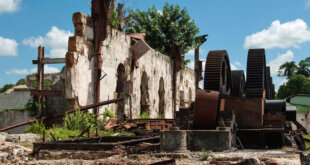 Foto de central azucarero en ruinas en Cuba.
