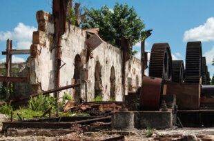 Foto de central azucarero en ruinas en Cuba.