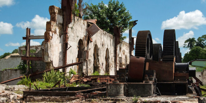 Foto de central azucarero en ruinas en Cuba.